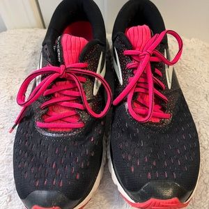 Brooks ladies size 9